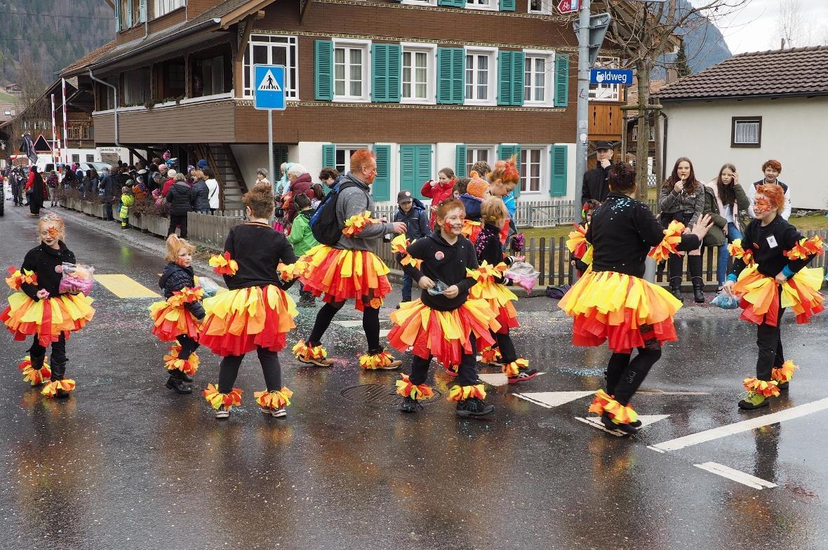 Flammen loderten über die Strassen von Oey.