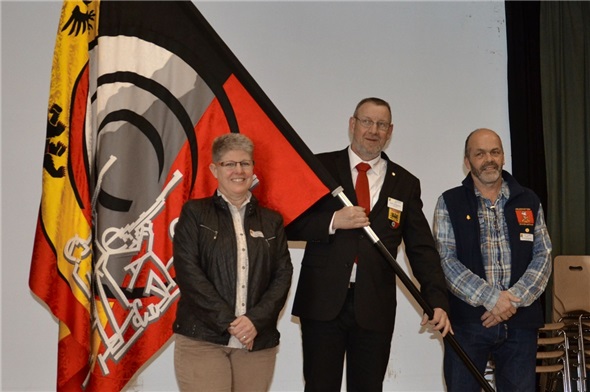 Flankiert mit Gotte Franziska Gäggeler (l.) und Götti Daniel Reichenbach (r.) präsentierte Erich Schüpbach mit Stolz als 1. Fähnrich die neue OSV-Verbandsfahne.