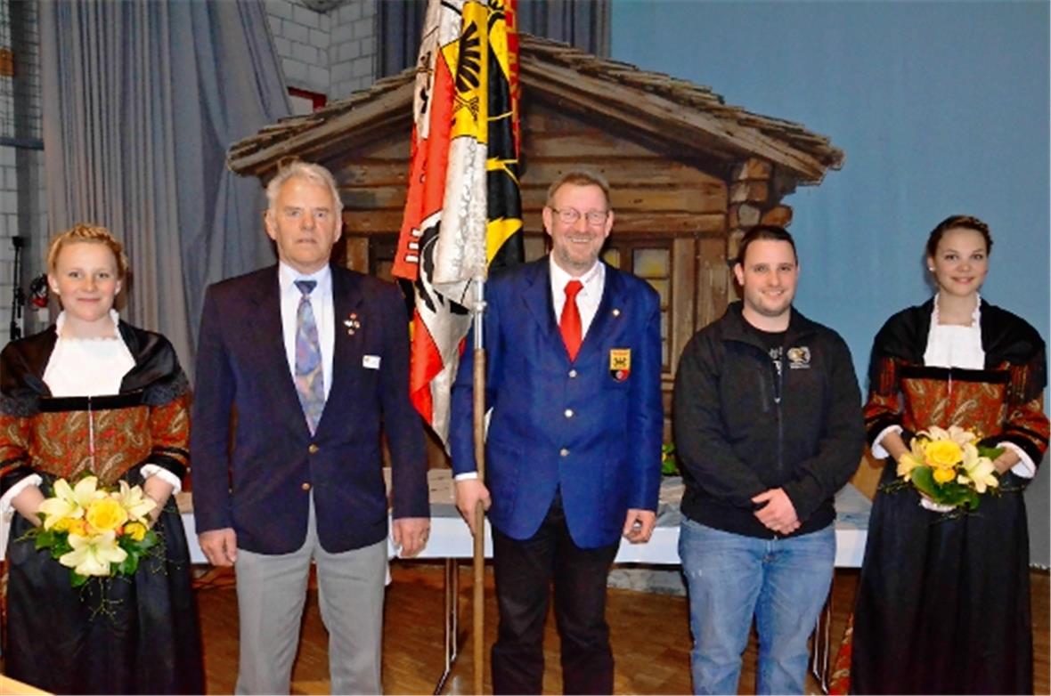 Flankiert von den beiden Ehrendamen Sabrina und Corinne präsentierten sich die Neugewählten. Von links Simon Fuhrer als Vizefähndrich, Erich Schüpbach, Verbandsfähndrich, und Walter Reber, der neue Nachwuchschef.