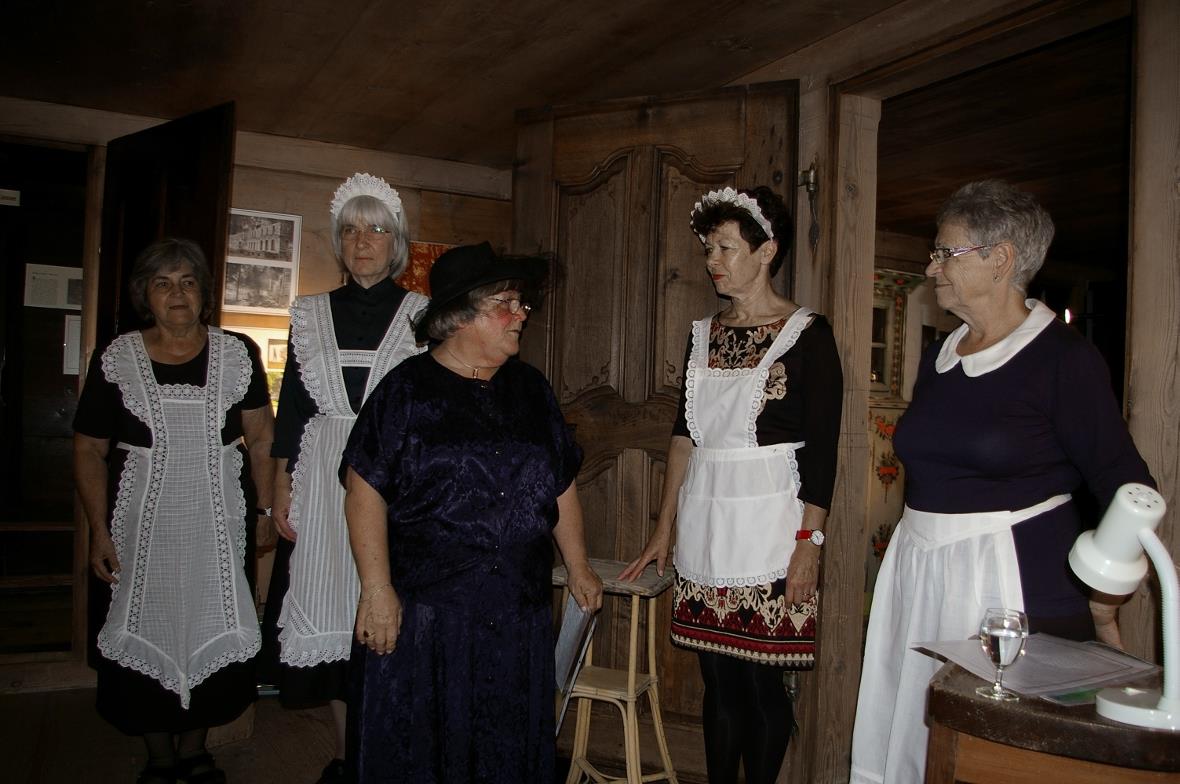 Fleissige, adrette und nette Bedienstete, verantwortlich für das kulinarische Wohl, umringen die Erzählerin Maja Lörtscher (rechts), die den prosaischen Teil interessant und vielseitig gestaltete.