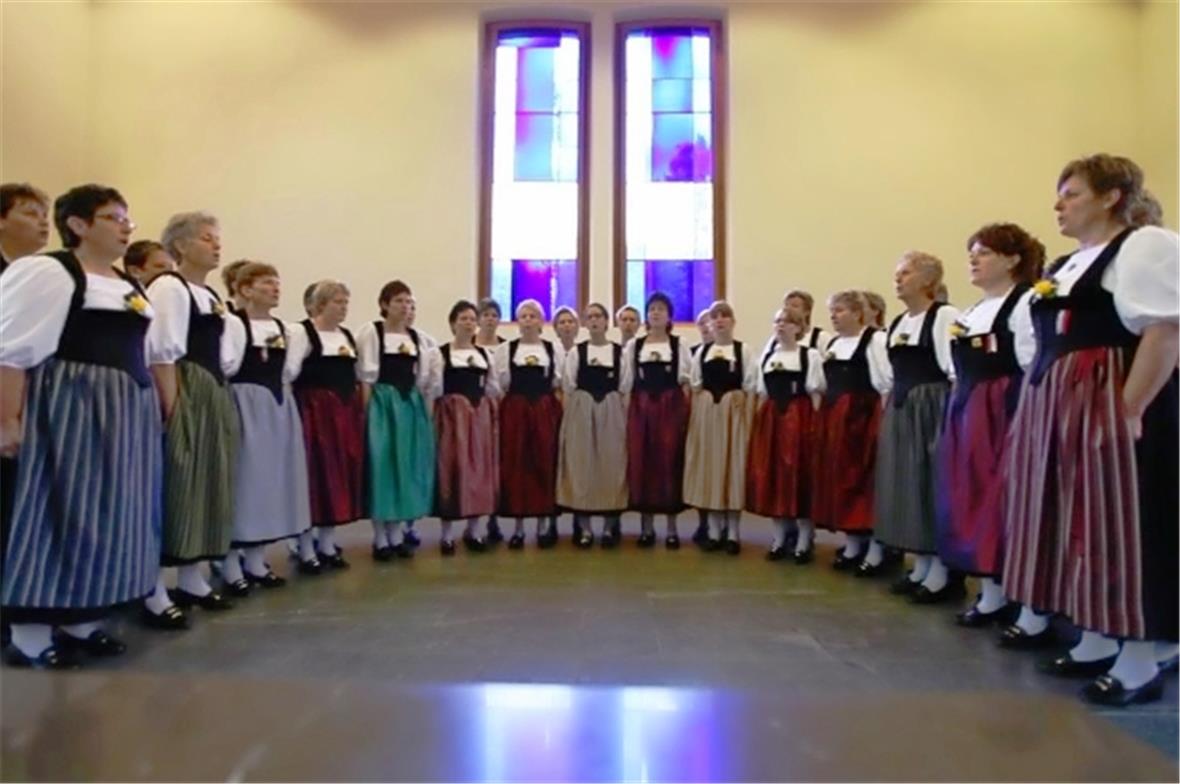 Flöschfrauen in der Kirche Lenk.