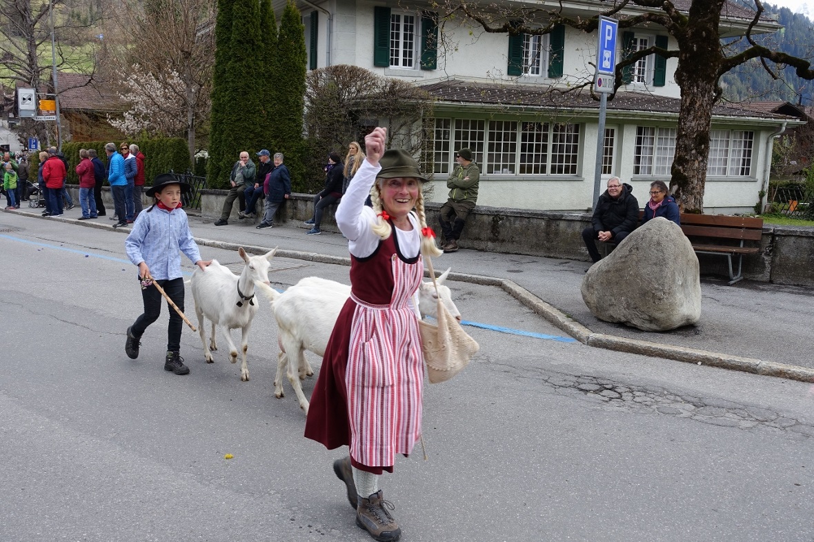 «Flöschgeiss» Margrit Wampfler mit «Gibene» bereicherte die Züglete.