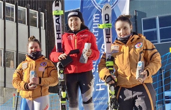 Florence Kunz (rechts), Oberwil, fuhr beim Riesenslalom am Hasliberg auf Rang drei. Vor ihr platzierten sich Sue Fuchs (links), SAK Haslital Brienz, auf dem zweiten und Delia Durrer (Mitte), Beckenried-Klewenalp, auf dem ersten Rang.