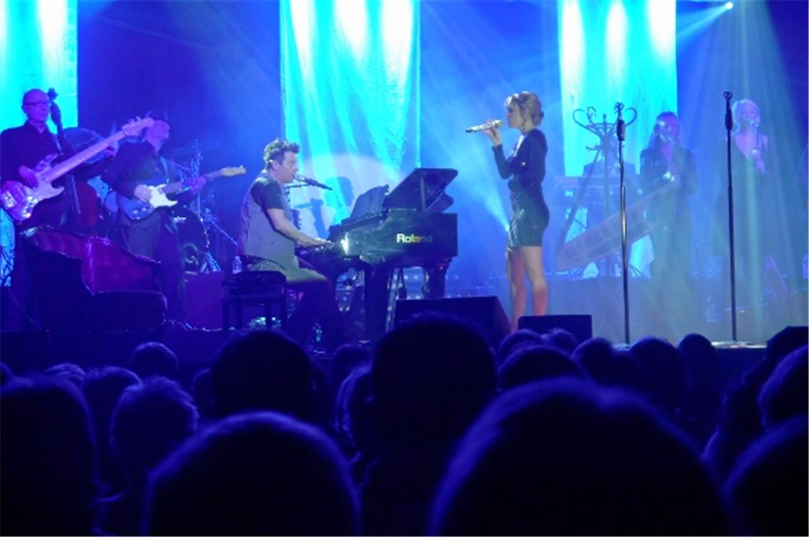 «Das Zelt»: Première mit einer grossartigen Dernière Florian Ast am Klavier wird von Francine Jordi im Abendkleid gesanglich begleiet.