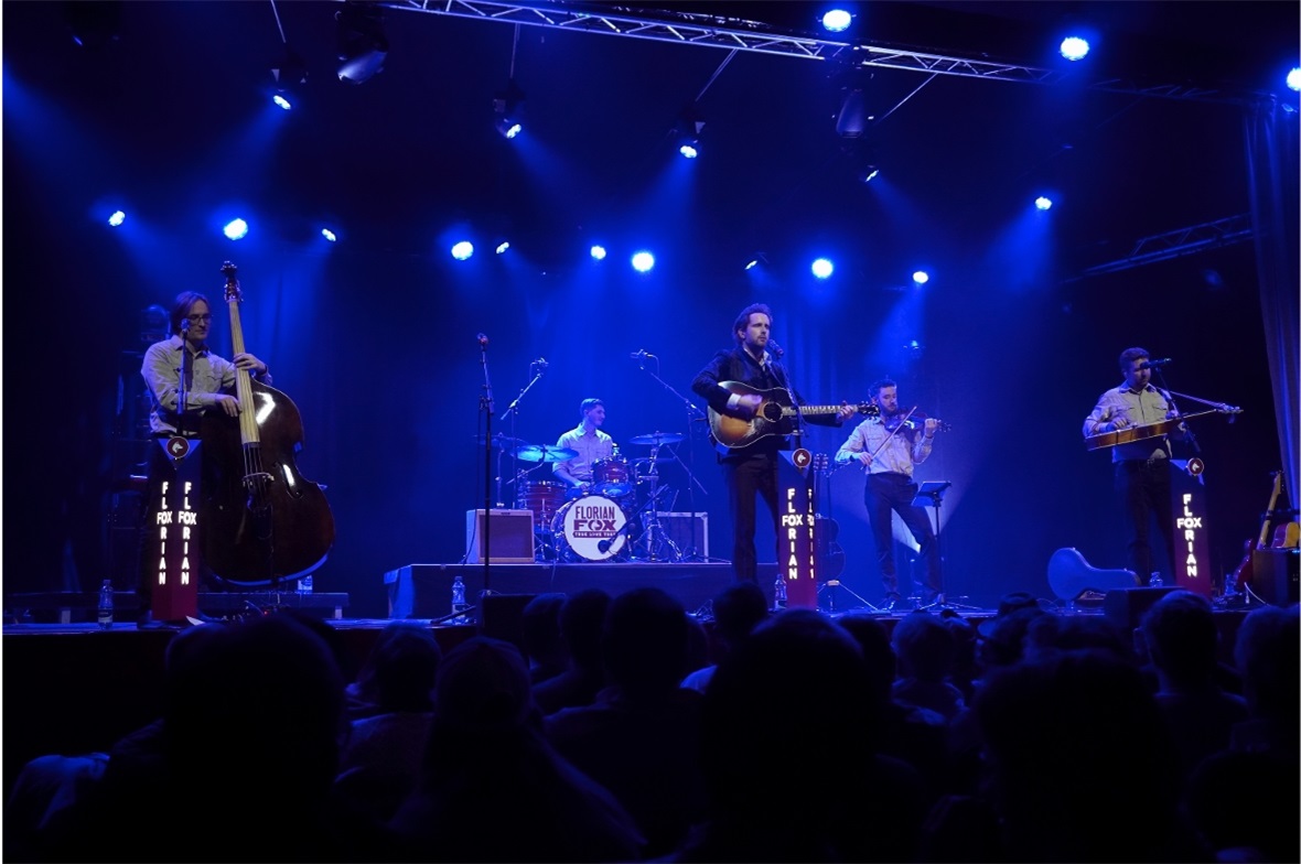 Florian Fox mit Band, welche unter anderem mit einer instrumentalen Vielseitigke...