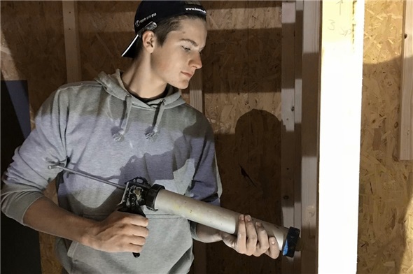 Florian Kunz am Auftragen von Leim für die Fermacell-Platten.