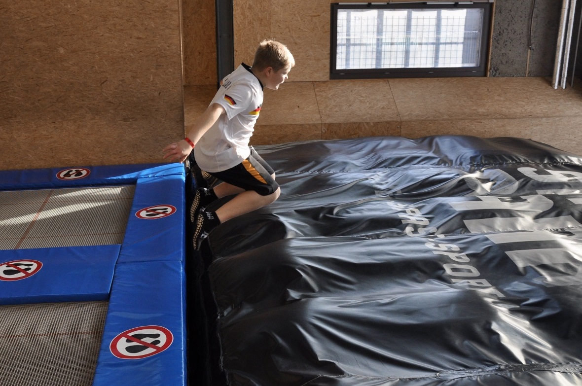 Florian vor der Landung nach dem Salto.