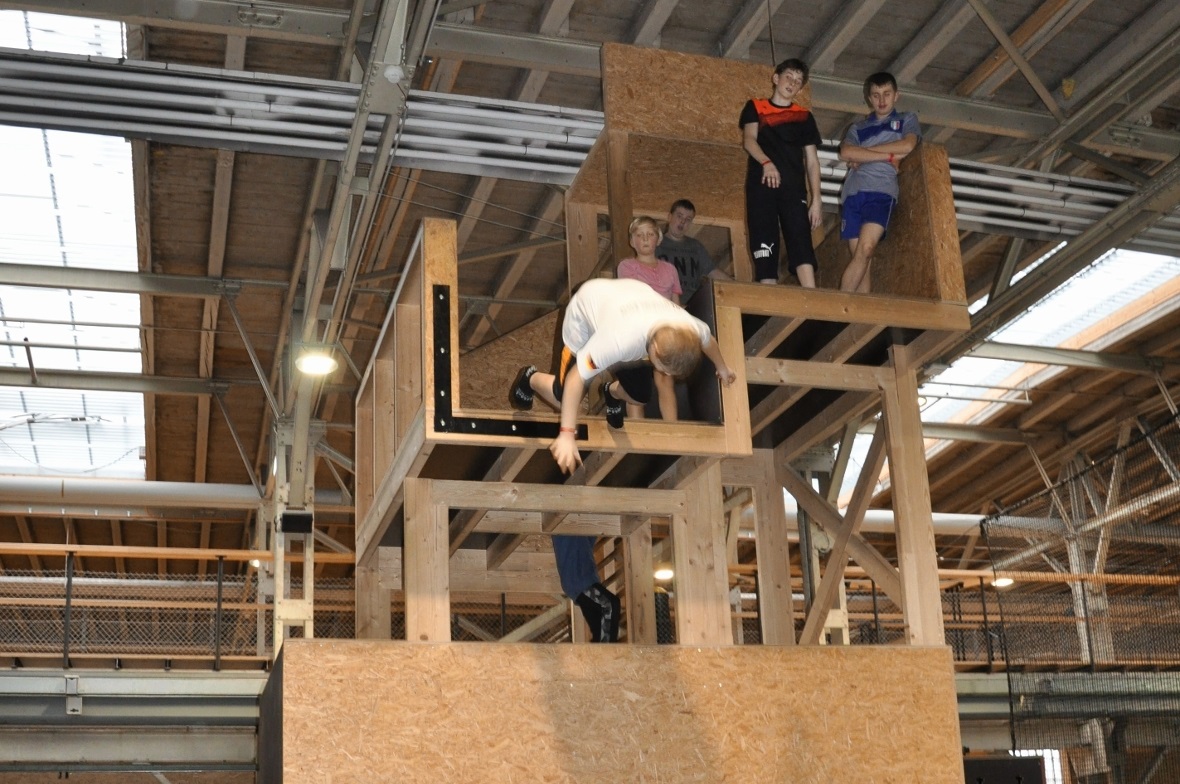 Florian wagt den Salto vom hohen Turm.