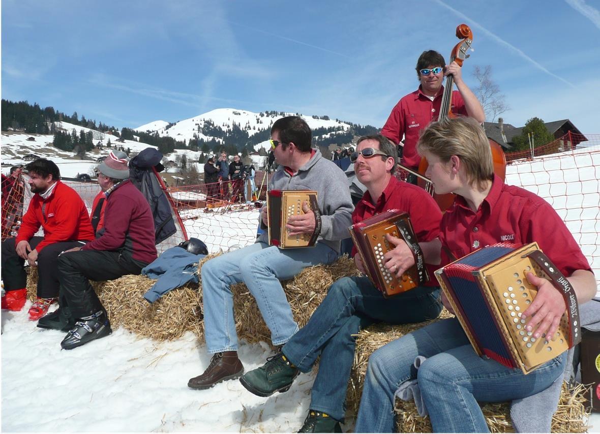 Flotte Handörgeli-Musik sorgte für zünftige Stimmung im Zielbereich am Horneggli. GST