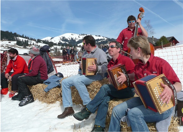 Flotte Handörgeli-Musik sorgte für zünftige Stimmung im Zielbereich am Horneggli. GST