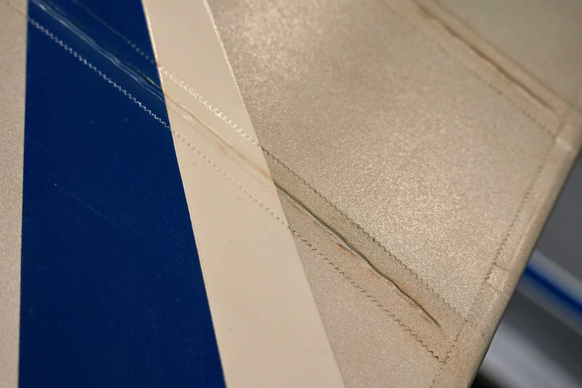 Flügeldetails von Andreas Lüthis Bücker Jungmann 1.131E: Das Zackenband wurde im...