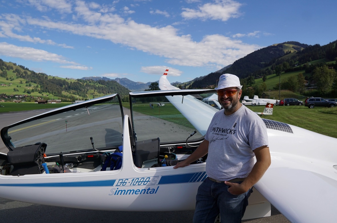 Fluglehrer Christof Müller vor dem Doppelsitzer am Flugplatz Zweisimmen.
