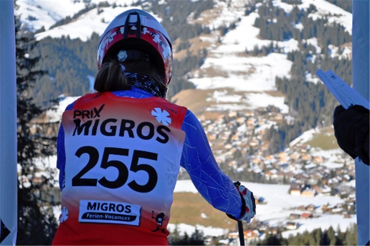 Fokussiert mit Blick zum Tal. Jeannine Burri kurz bevor sie Richtung Schönried r...