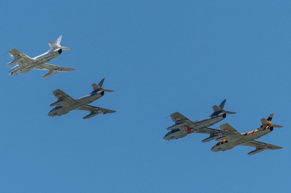 Formationsflug der über 50-jährigen Hunter-Jets im Obersimmental.
