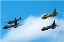 Formationsflug des Vampire-Trainers, zweier Hunter und des bemalten Tiger-Hunter...