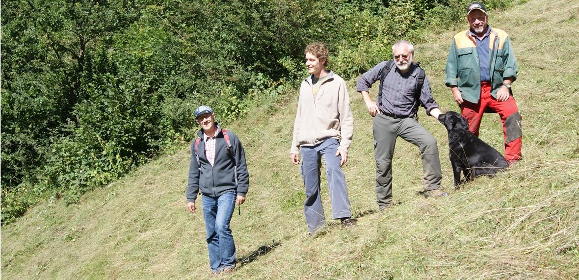 Forstorgane und der Vertreter der Grundeigentümer am aufgewerteten Waldsaum im «Unteren Chaltenbrunnen» des Grydwaldes.