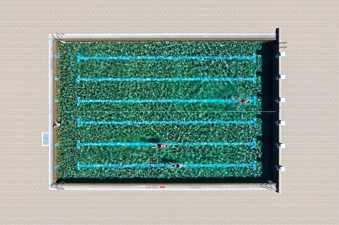 Fotokünstler Stephan Zirwes liess seine Drohne über dem Schwimmbad Zweisimmen schweben für seine Serie «Public Pools», ein feines Kunstbekenntnis für öffentliche Bäder.