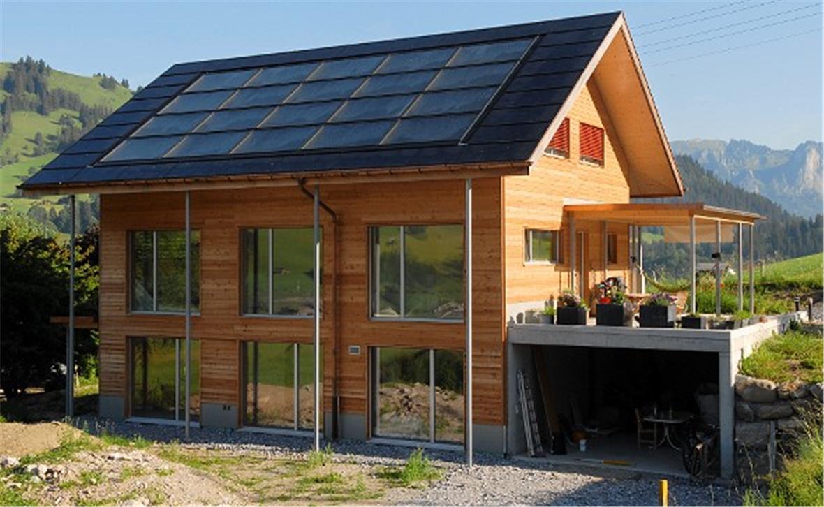 Fotovoltaik-Panels für die Stromproduktion sowie Solarkollektoren für Warmwasser sind optimal nach Süden ausgerichtet. Die Dachneigung ist ebenfalls optimal.