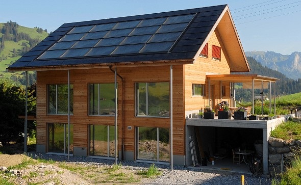 Fotovoltaik-Panels für die Stromproduktion sowie Solarkollektoren für Warmwasser sind optimal nach Süden ausgerichtet. Die Dachneigung ist ebenfalls optimal.