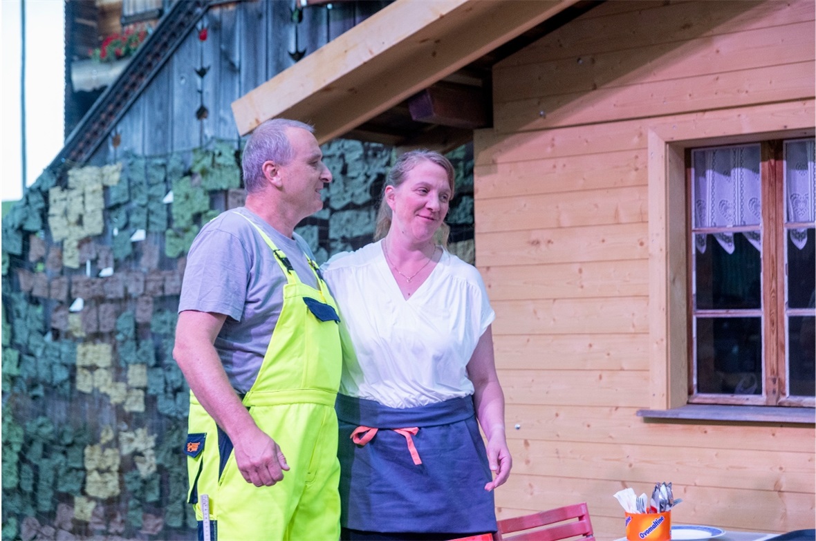 Fränzi (Silvia Däpp) und Hans (Jürg Bühler), wollen nur in Ruhe ihre Liebe leben...