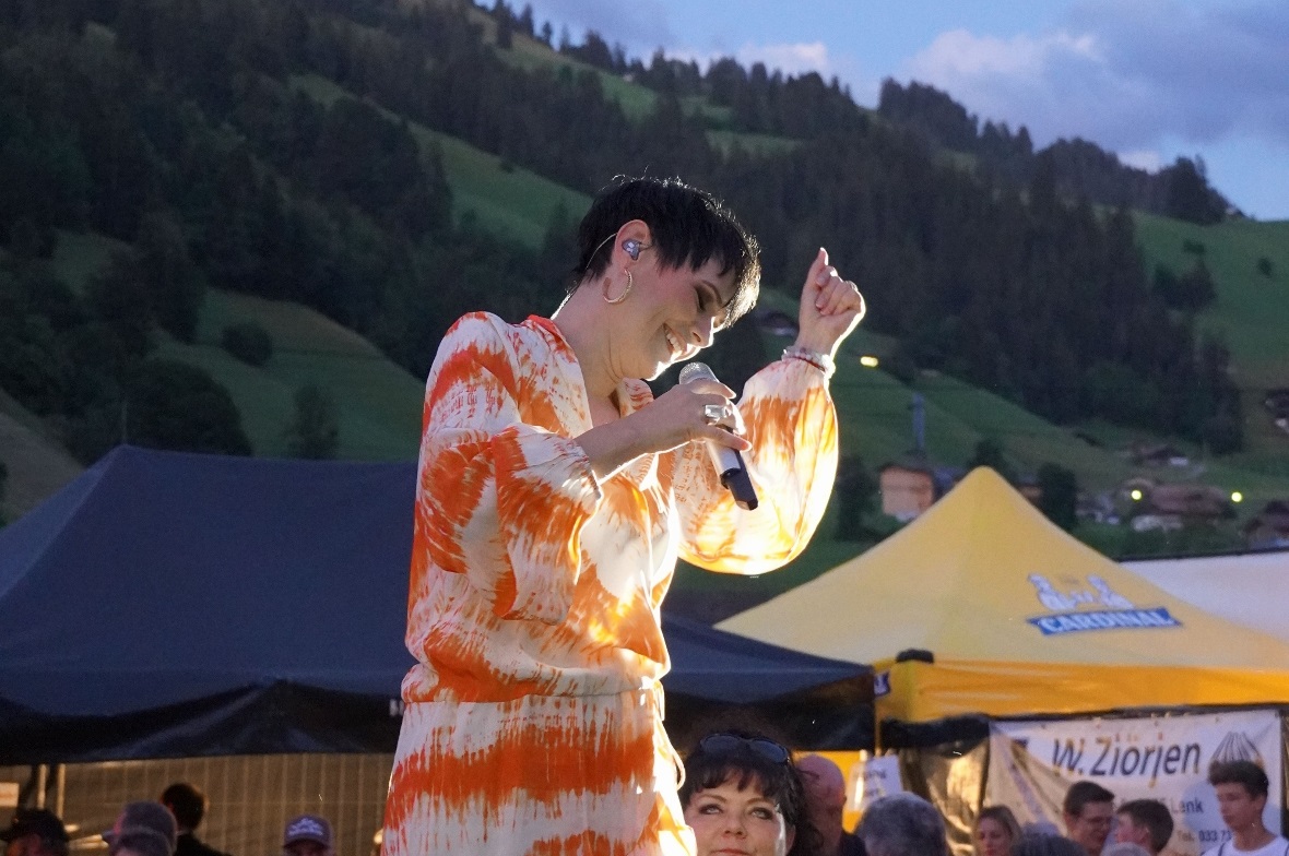 Francine Jordi tanzte und sang inmitten der Menge auf einem Tisch, das Publikum ...