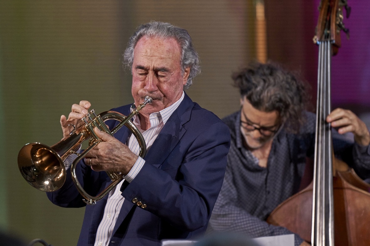 Franco Ambrosetti spielt auch mit 80 Jahren das Flügelhorn immer noch kraftvoll.