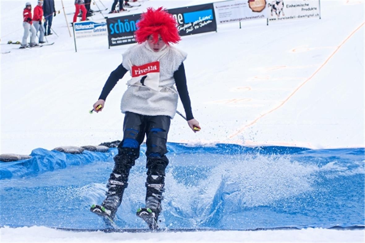 Franco Reber überquert den Pool mühelos und gewinnt auch dieses Jahr in der Kate...