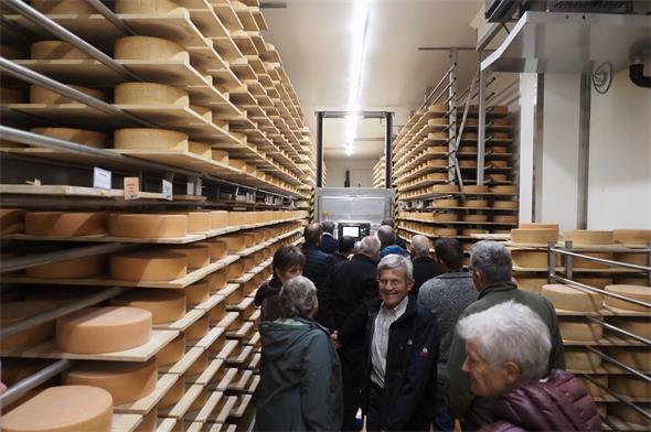 «Franjo» der Käseroboter war die Attraktion am Tag der offenen Türe: Jeweils drei Käse auf einmal kann er pflegen.