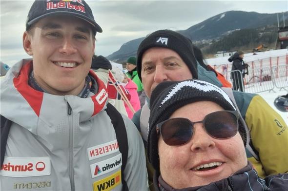 Franjo mit den beiden Simmentaler Fans Markus und Trudi Gerber nach dem Saisonfinale in Kvitfjell.