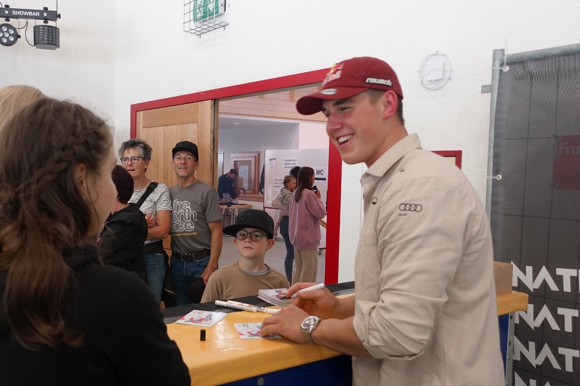 Franjo von Allmen erfüllt Autogramm-Wünsche.