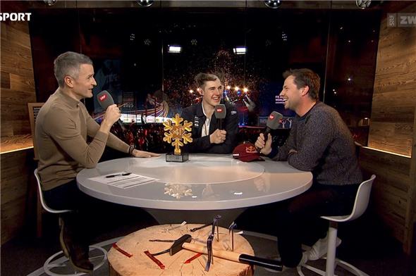 Franjo von Allmen mit Paddy Kälin und Beat Feuz im WM-Studio in Saalbach: Der Weltmeister aus dem Simmental präsentierte dabei eine rasierte Halbglatze.