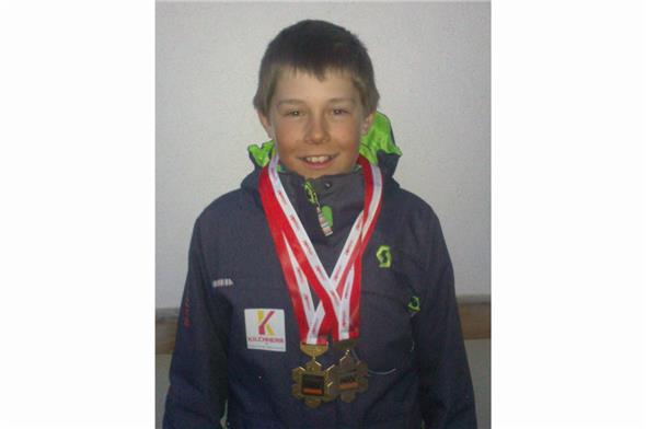 Franjo von Allmen mit der Gold- und Bronzemedaille, gewonnen am Migros- Grand-Prix-Finale auf dem Stoos.
