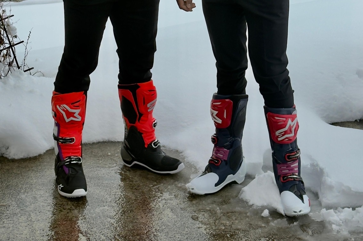 Franjo von Allmen und Kevin Wälti in Boltigen bereit für die Sport Awards in Zürich. Die Motocrossstiefel - obwohl wie gefordert vermutlich das teuerste Schuhwerk – wurden vor dem Anlass dann aber noch ausgetauscht.