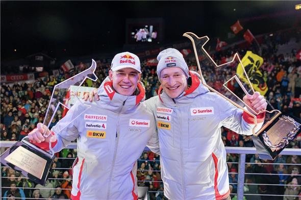 Franjo von Allmen und Marco Odermatt mit silberner und goldener Gams.