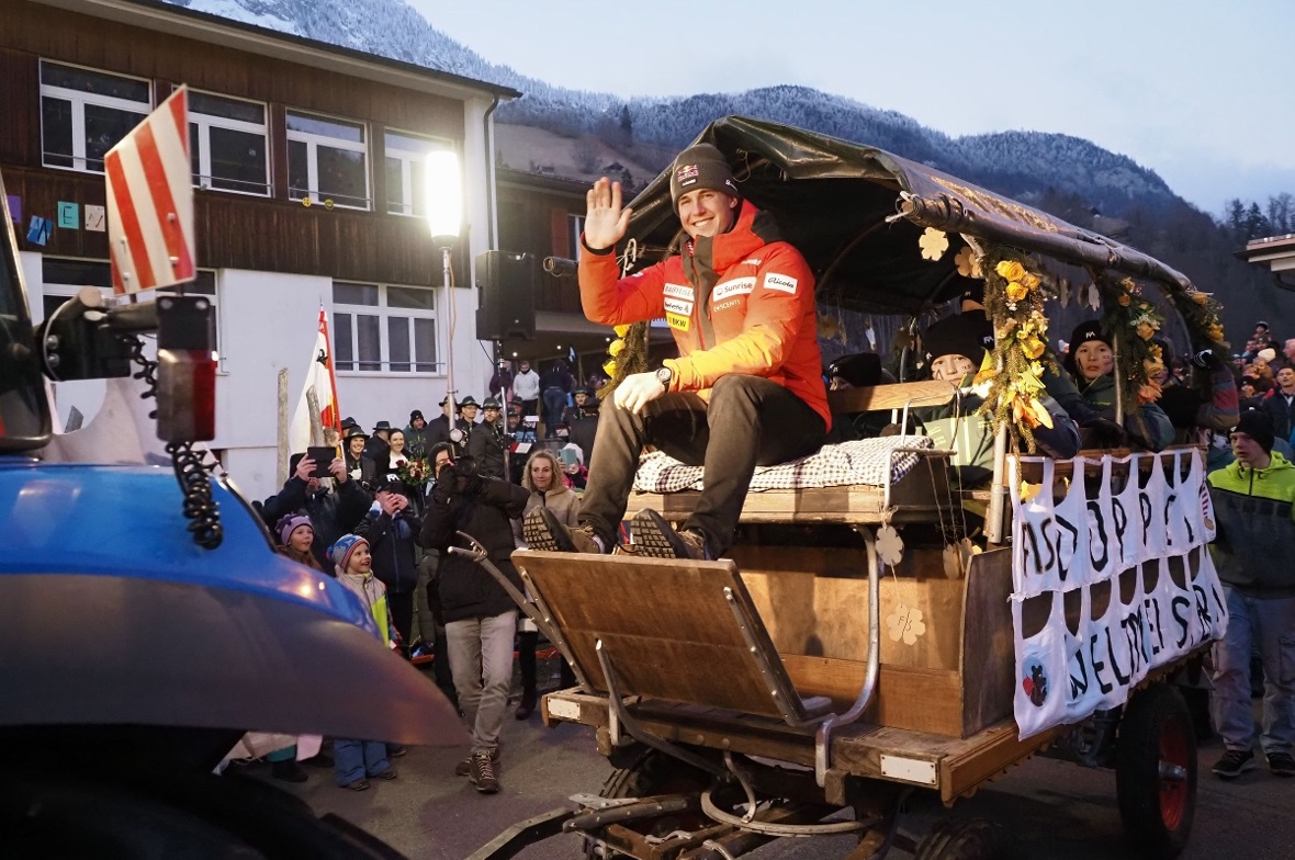 Franjo von Allmen wird auf auf einem geschmückten Wagen und den Kindern der JO Boltigen auf den Festplatz gefahren.