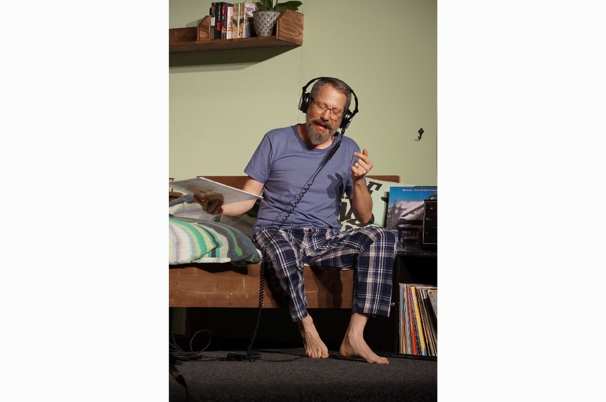 Frank geniesst es, endlich alle Schallplatten durchzuhören.