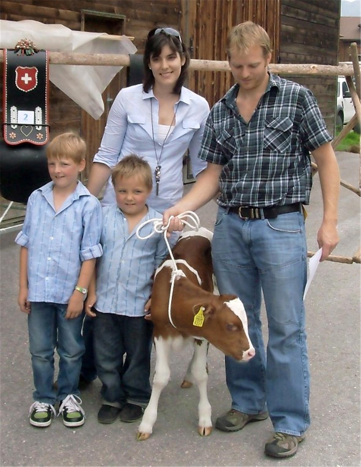 Franz Bieri, Gewinner des Kuhkälbchens, mit Familie.