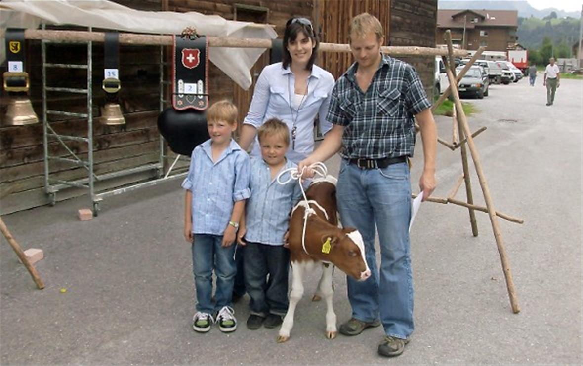 Franz Bieri, Gewinner des Kuhkälbchens, mit Familie.