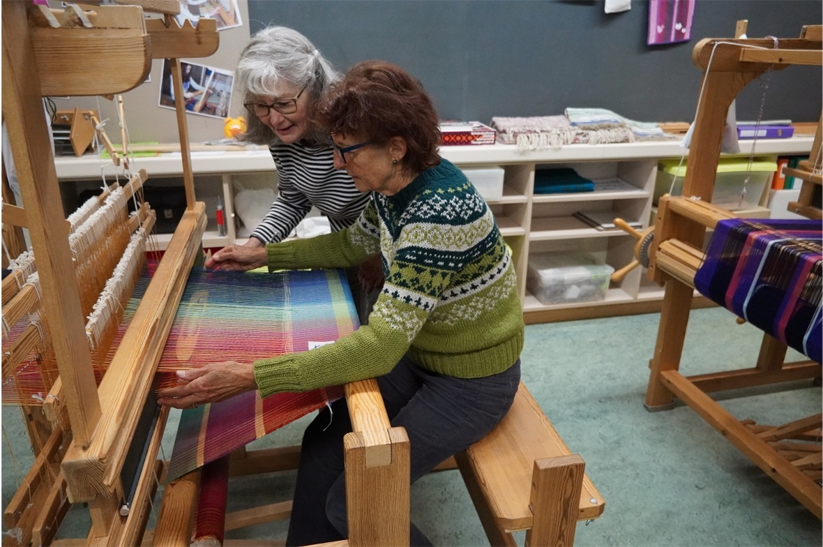 Franziska Aschwanden, hinten, begleitete eine Teilnehmerin des Gästeanlasses bei...