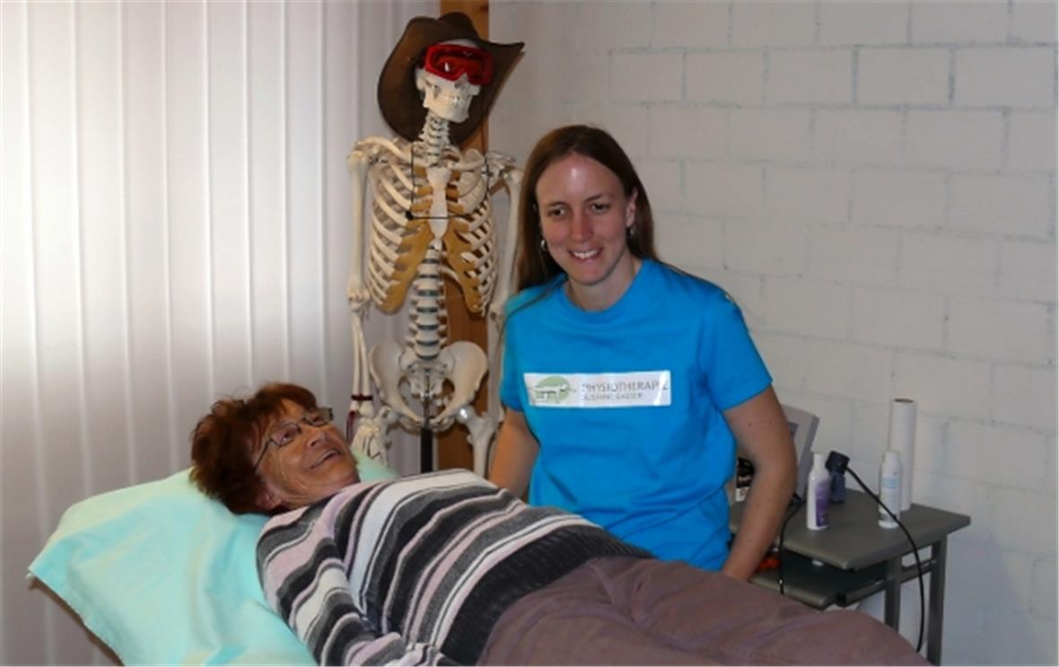 Frau Brand (liegend) war bereits öfters in der Behandlung der blinden Physiotherapeutin Susanne Gasser und schätzt ihre kompetente Arbeitsweise.