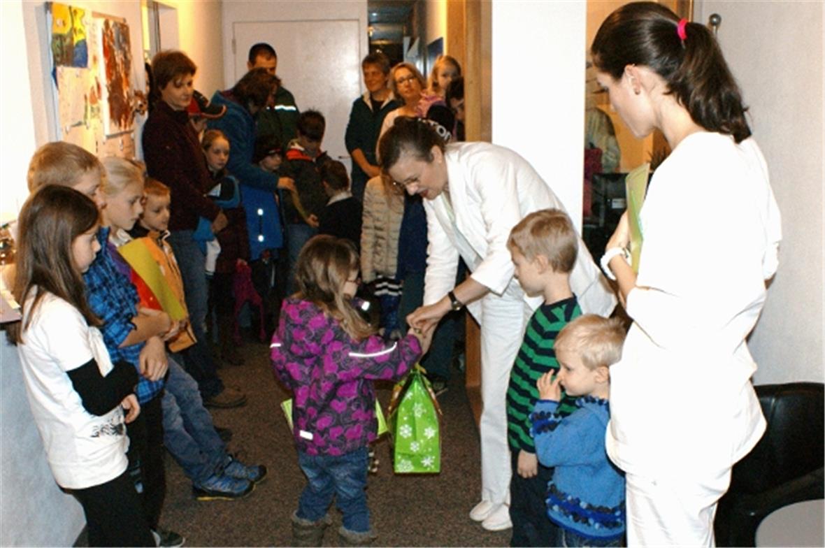 Frau Dr. Fetzer und die leitende MPA Kathrin von Känel bei der Übergabe der Prei...