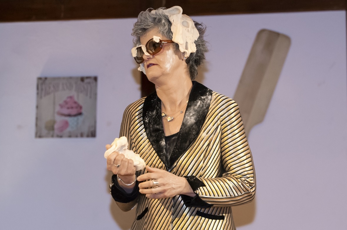 Frau Dr. Lieblich (Esther Frey) hat einiges an Teig abbekommen.