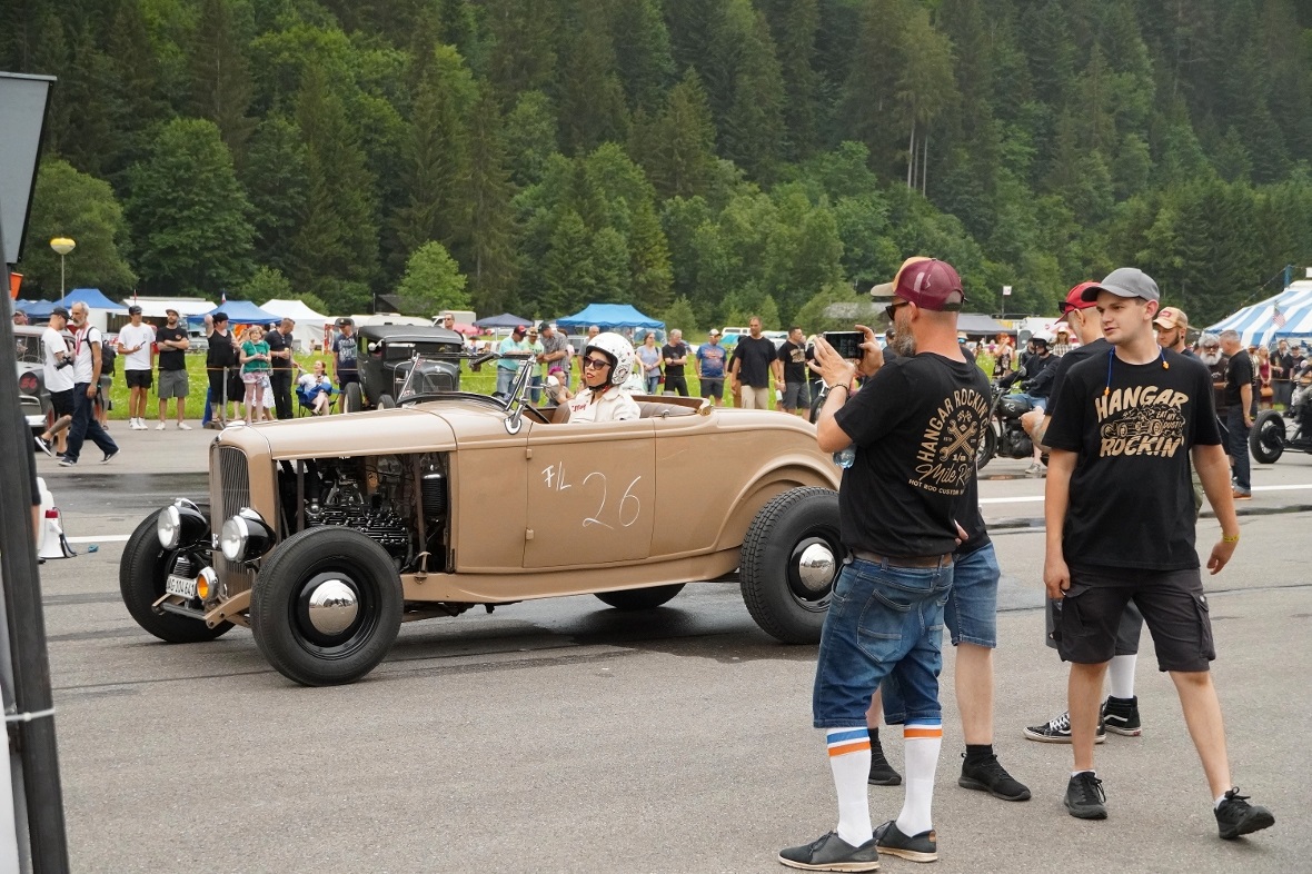 Frau am Steuer – ein ungewöhnlicher Anblick am 1/8 Meilen Rennen.