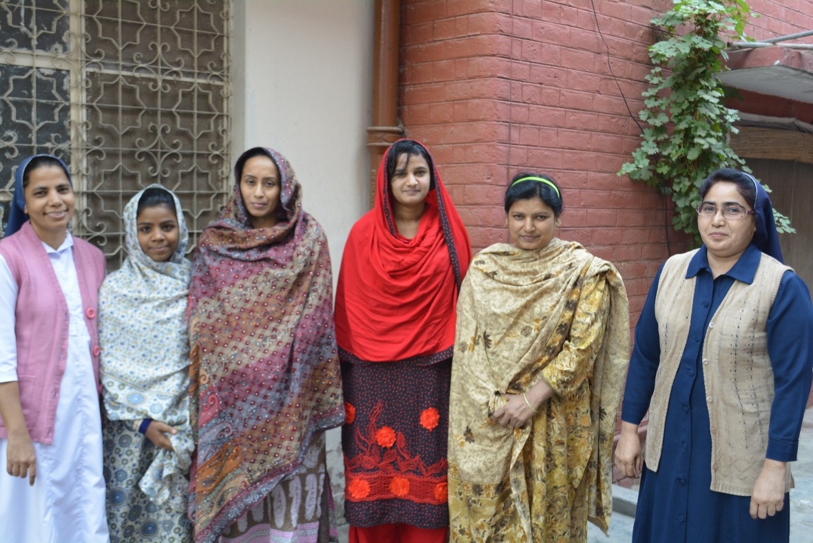 Frauen finden Zuflucht in der Kirche, Pakistan.