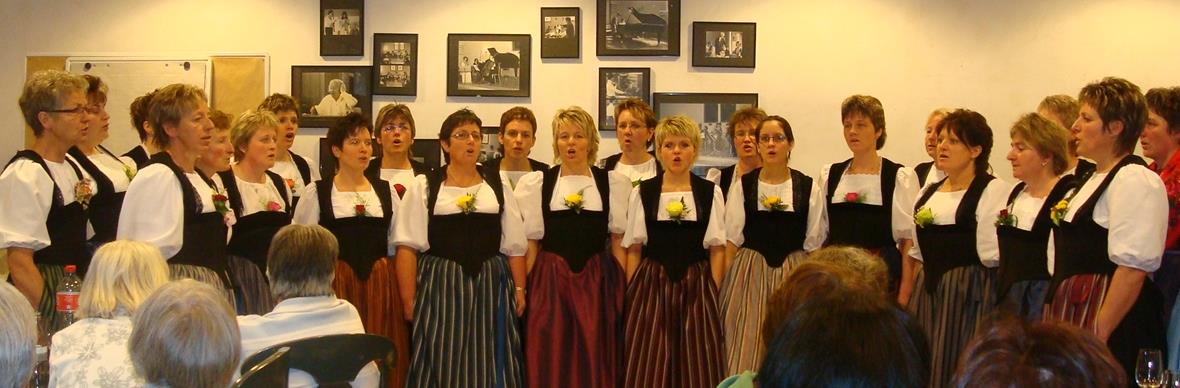 Frauen singen für Frauen. Jodlergruppe Echo vom Flösch im Pahlensaal.