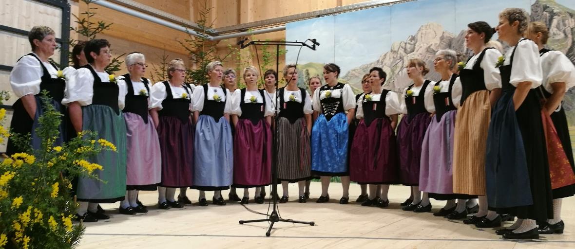 Frauenjodlergruppe Echo vom Flösch werden den Jodlertag 2019 an der Lenk organis...