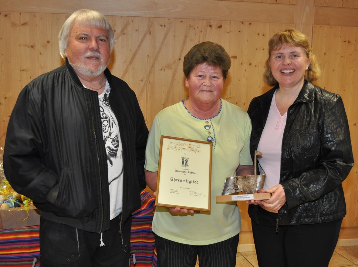Fred Obrist, die Jubilarin Annemarie Kuhnen, Hana Müller, Dirigentin Kirchenchor.
