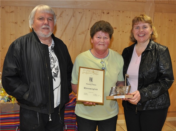 Fred Obrist, die Jubilarin Annemarie Kuhnen, Hana Müller, Dirigentin Kirchenchor.
