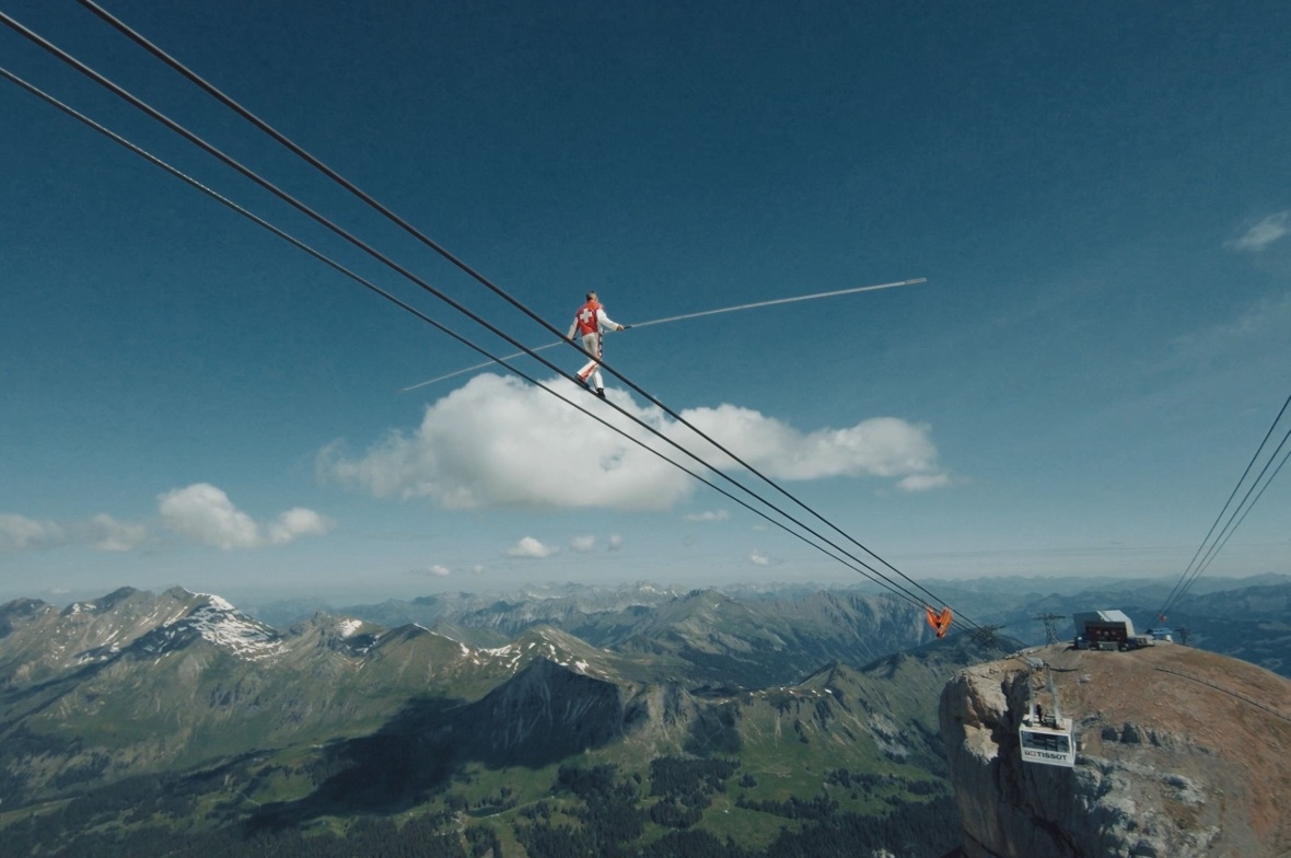 Freddy Nock legt 40 Meter auf dem steilsten Abschnitt der Seilbahn Col du Pillon–Cabane zurück, wobei er auf dem Tragseil der Seilbahn geht, in seinem bevorzugten Stil, ohne zu sichern, nur mit seinem Balancierstab.