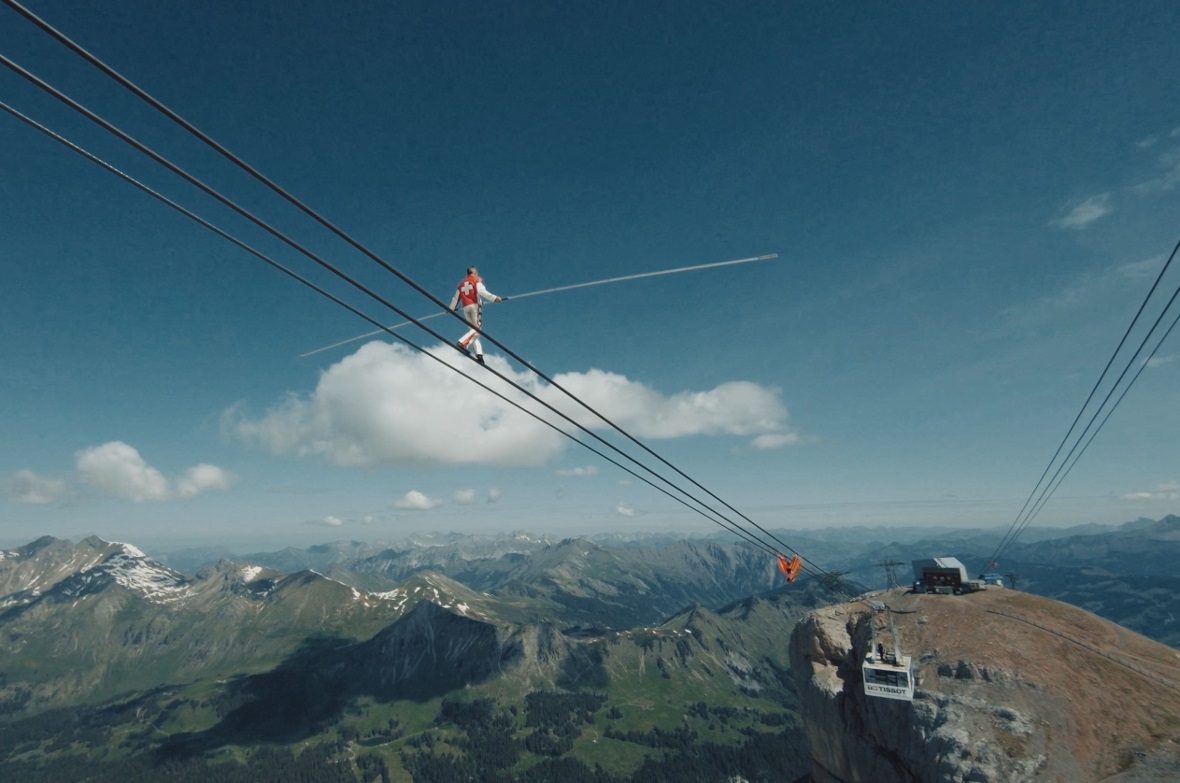 Freddy Nock legt 40 Meter auf dem steilsten Abschnitt der Seilbahn Col du Pillon...